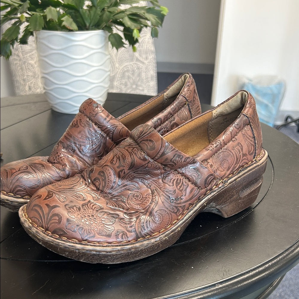 boc Women's Brown Tooled Leather Slip-On Clogs size 8 with damage